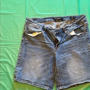 Max Women’s Classic Blue Denim Shorts Size 12